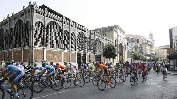 El pelotón sortea el mercado de Atarazanas en 2006, última vez que la Vuelta a España comenzó en Málaga. 