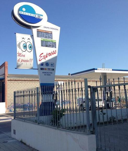 Gasolinera Ballen Oil en Vélez-Málaga, ayer. 