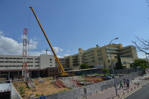 Imagen tomada ayer durante la retirada de una de las grúas. :: josele-lanza