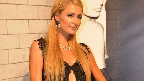 Paris Hilton posó con un elegante vestido negro de encaje.