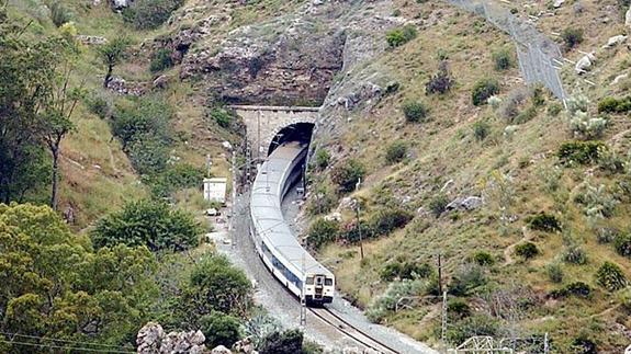 Renfe duplica la oferta de trenes en El Chorro el domingo coincidiendo con el paso de la Vuelta Ciclista