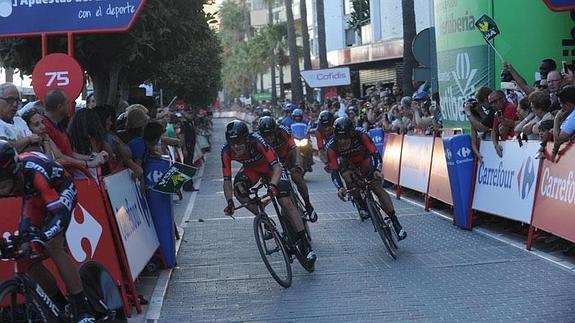 Miles de personas se agolparon en la meta situada en Marbella para ver la llegada de los corredores