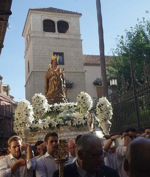 La Virgen de la Victoria, a su paso por calle San Agustín. 