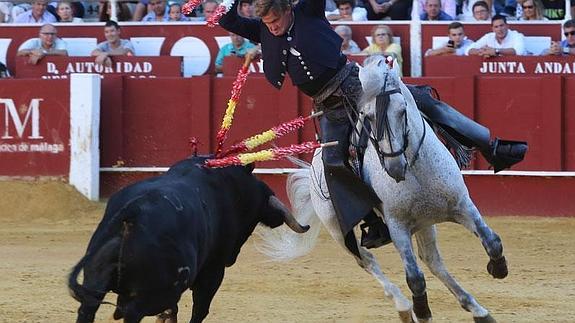 Fermín Bohórquez con las banderillas a dos manos