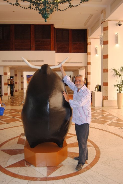 Luis Pineda, junto al toro expuesto en el hotel Kempinski. 