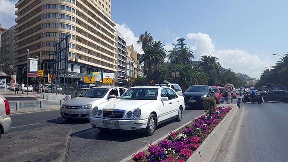 El inicio de las obras del metro en la Alameda provoca atascos por el cierre del carril central