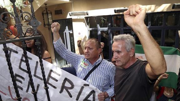 Diego Cañamero, en primer plano, durante un encierro en el hotel Monjas del Carmen de Granada este mes de agosto. 