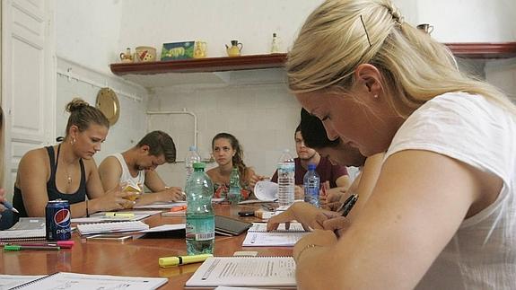 Alumnos y alumnas de distintas edades y nacionalidades comparten una de las clases. 