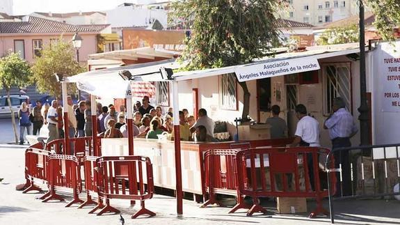 Decenas de sin techo acuden a la caseta de los Ángeles Malagueños de la Noche