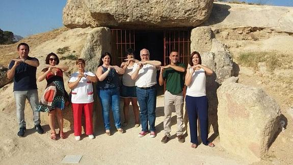 Los trabajadores del Conjunto Arqueológico Dólmenes de Antequera hacen el gesto en apoyo a la candidatura.