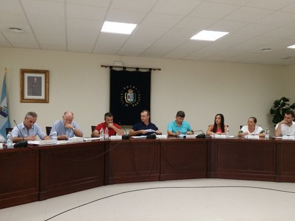 Momentos previos a la celebración del pleno ordinario celebrado ayer. :: L.P.