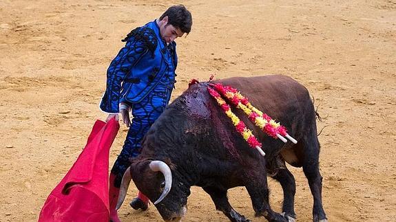 Cayetano, ayer tarde, durante la actuación ante uno de sus oponentes en el coso rondeño. 