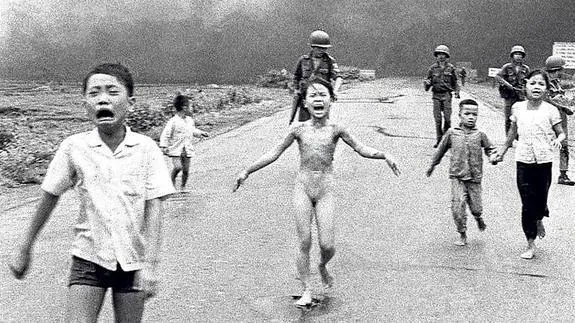 Phan Thi Kim Phuc tenía nueve años cuando en 1972 los estadounidenses bombardearon su alcaldea con napalm. La foto de la huida alimentó la oposición a la intervención. EE.UU. abandonó al final el país asiático.