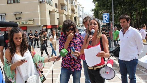 Morante, comiendo pipas y con gafas de sol, en una protesta taurina. 