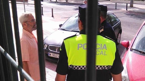 Félix Gil, junto a la Policía Local el sábado por la mañana. 