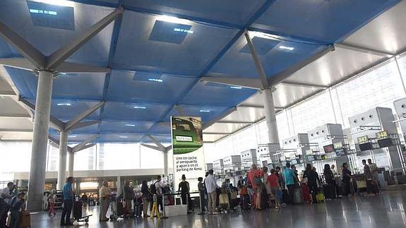 La terminal T-3 sufrió numerosas goteras durante el aguacero. 