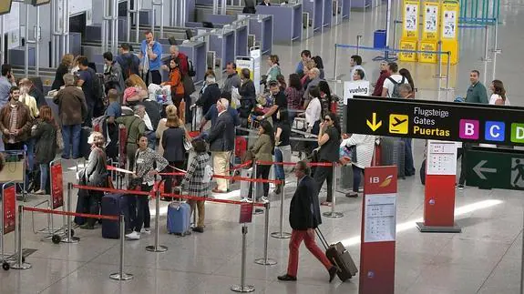 Viajeros en el aeropuerto de Málaga. 
