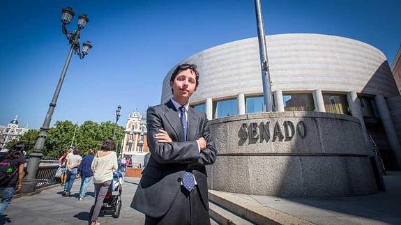 Francisco Nicolás Gómez Iglesias ha decidido presentarse al Senado y anunciarlo ante su sede, entre la plaza de España y el Palacio Real. 