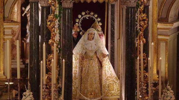 Imagen de la Virgen del Rocío ya coronada. 