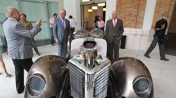 El alcalde de Málaga, Francisco de la Torre, y el propietario del Museo Automovilístico, Joao Magalhaes, tienen que negociar en 2016 la continuidad de la colección.