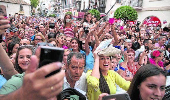 El sábado de Goyesca dejó, un año más, una ciudad a rebosar, con el momento cumbre de la entrada de los toreros a la plaza de toros en carruajes.