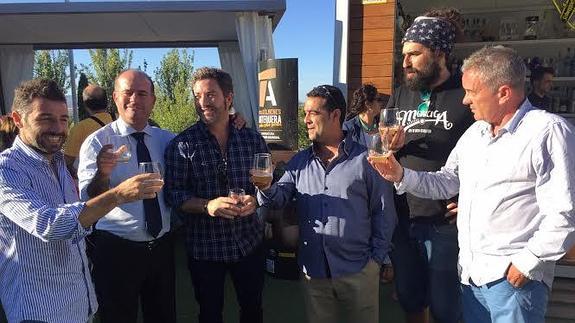 Juan Rosas, concejal y comisario de la candidatura, y Manuel Barón, alcalde de Antequera, (dos primeros por la izquierda) brindan con la cerveza durante su presentación. 