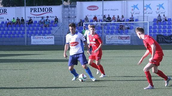 Durán controla el balón en el choque de ayer. 