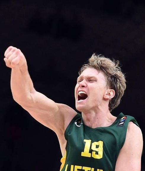 Kuzminskas, en un gesto de rabia tras clasificarse para la final del Eurobasket. 