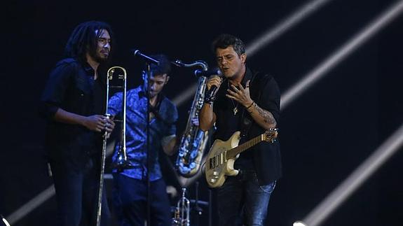 El cantante, durante su actuación de anoche en el Palacio de Deportes de la capital. 