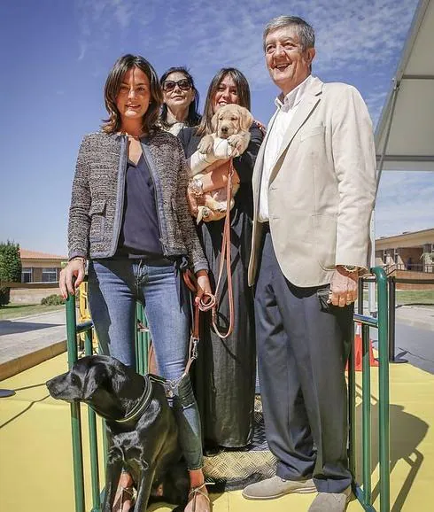 Teresa Domínguez (atrás) con sus hijas Sofía (i) y Elena (d), su marido Iván, ‘Sari’ y su último cachorro, ‘Orlix’. 
