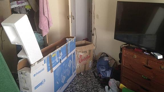 La policía intervino prendas de ropa y dispositivos electróncios en la habitación del detenido