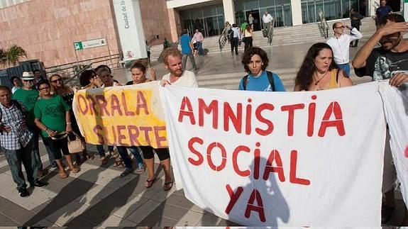 Miembros de Stop Desahucios se han concentrado a la entrada del Palacio de Justicia. 