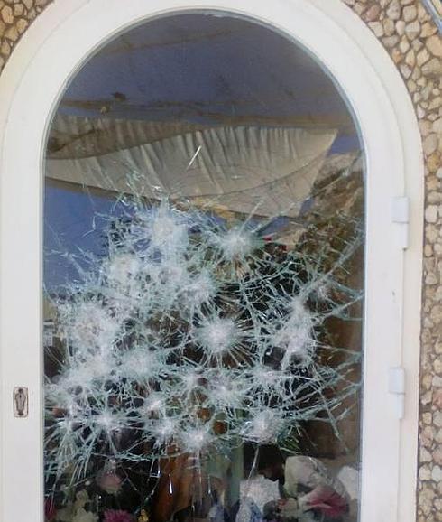 Según un testimonio, el arrestado golpeó la hornacina con una piedra grande. 