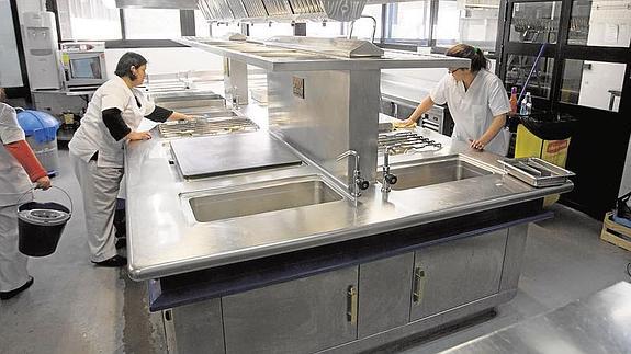 Trabajadoras limpian las cocinas de La Cónsula