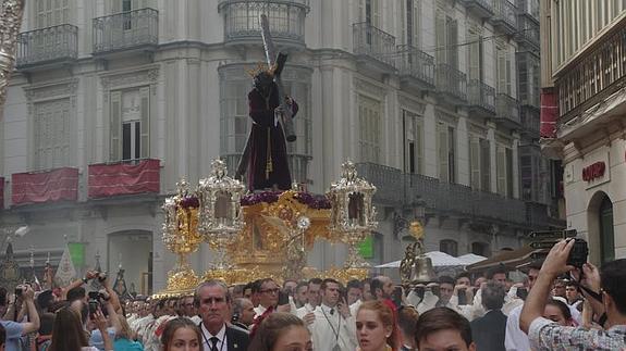 El Nazareno de Viñeros, en la primera parte de su recorrido, camino de la Catedral. 
