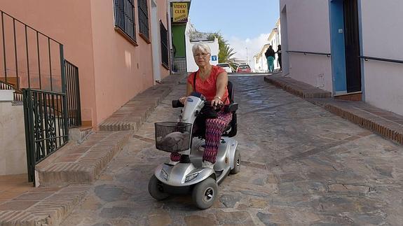 La afectada con la scooter en la que se mueve