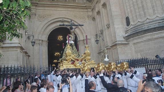 Salida de la Catedral, un momento para el recuerdo que se vivió a las siete de la tarde, mientras en los alrededores no cabía ni un alfiler