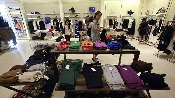 Los centros comerciales y grandes superficies abrirán este lunes en su horario habitual. 