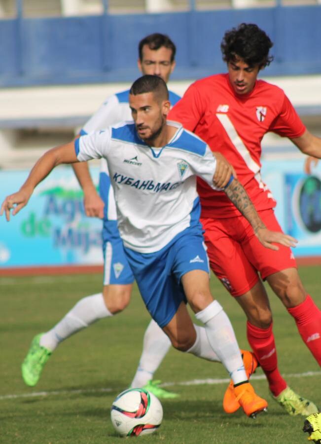 Sielva sale de la presión de un jugador del Sevilla Atlético. 