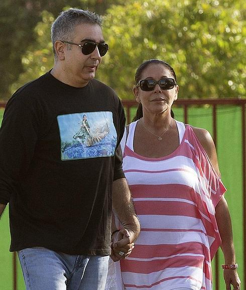 Isabel Pantoja y su hermano Agustín hace seis días cuando salió de la cárcel para su tercer permiso. 