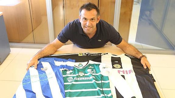 Belman posa con las camisetas del Algarrobo, el Santos Laguna y el Nacional de Madeira. 