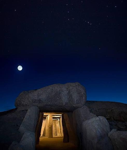 Imagen del dolmen una noche de luna llena