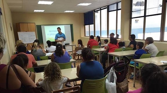 Juan Daniel López da explicaciones a padres e hijos en una de las reuniones de la Escuela de Padres. 