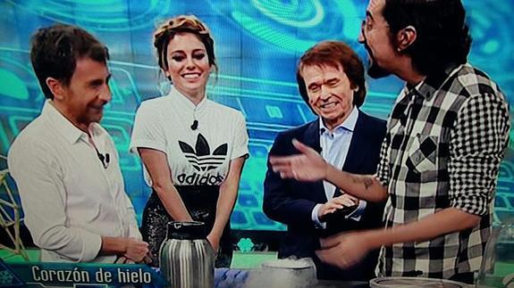 La actriz, junto a Raphael en 'El Hormiguero'.