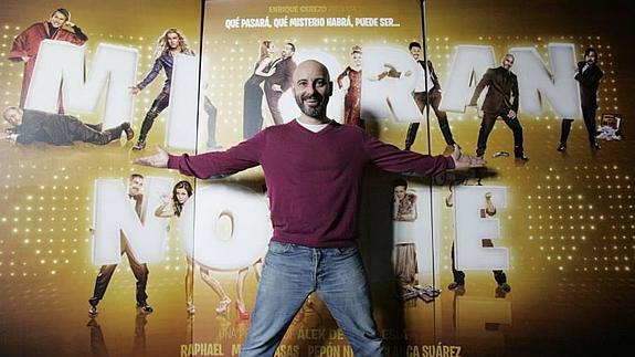 Jaime Ordóñez, con el cartel de la comedia ‘Mi gran noche’ en el cine Rosaleda de Málaga. 