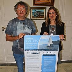El director gerente de Zostera, Sebastián Martín, y la concejala de Agricultura y Pesca, María Santana, con el cartel.