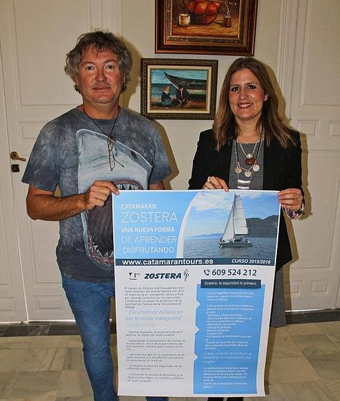 El director gerente de Zostera, Sebastián Martín, y la concejala de Agricultura y Pesca, María Santana, con el cartel.