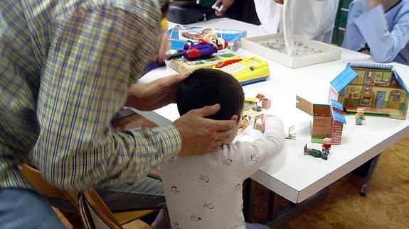 NIños, en el aula hospitalaria de un centro sanitario.