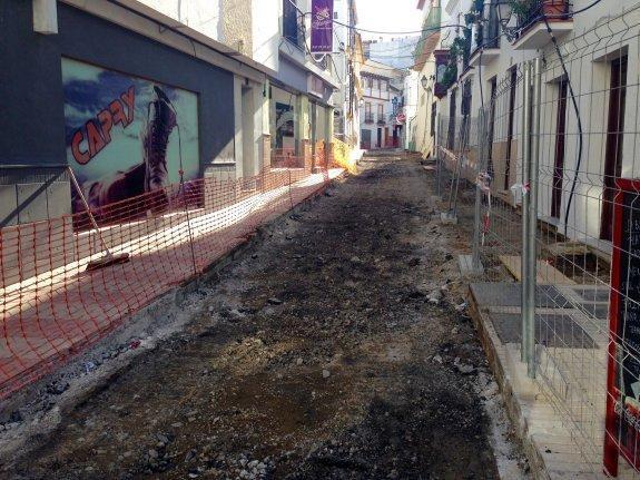 Calzada levantada en calle Manzanares.