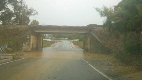 La barriada de La Dehesa, en Los Barrios, quedó incomunicada por las lluvias torrenciales, tal y como denunciaba ayer el PSOE barreño. :: sur
